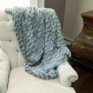 North End faux fur throw new without tags